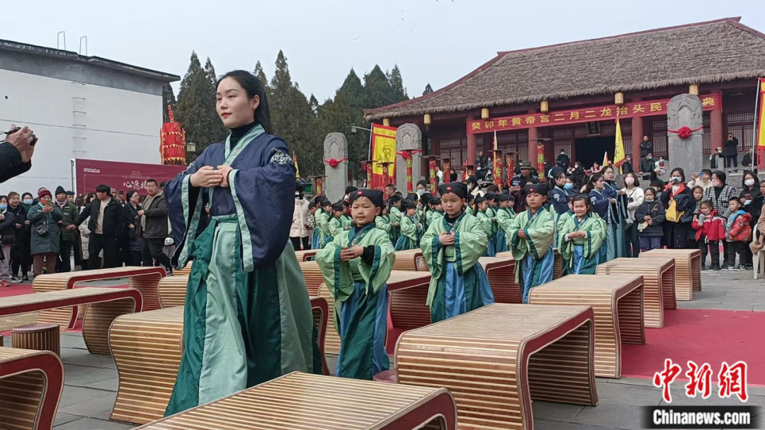 2023年2月，河南省郑州新密市轩辕小学三十余名新生在黄帝宫参加开笔礼。司向东 摄