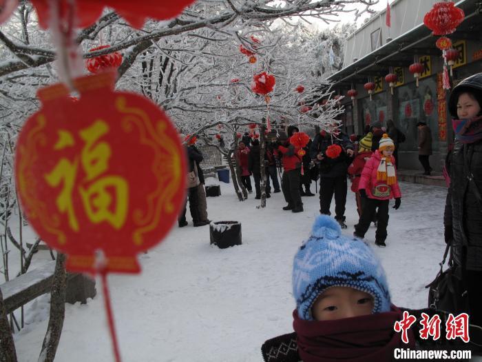 资料图：游客在黄山之巅跨年旅行(资料照片)。　张启飞 摄