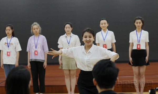 4月24日，中国民用航空飞行学院与南方航空在新疆联合开展乘务专业和民航空中安全保卫招生。图为一位哈萨克族考生正在展示才艺。   张思维摄_副本.jpg