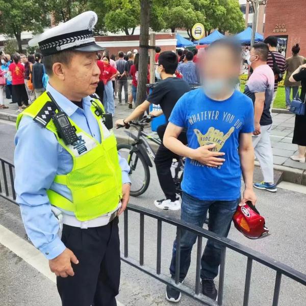 好险！考生忘带准考证，民警紧急协调！多图直击高考首日现场→