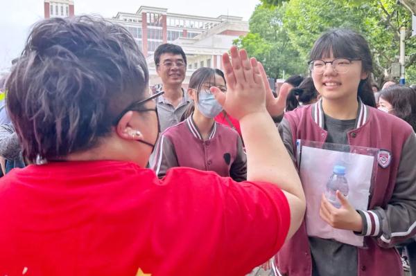 好险！考生忘带准考证，民警紧急协调！多图直击高考首日现场→