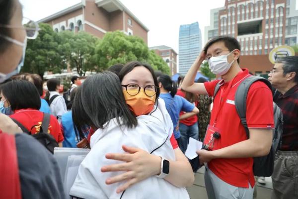 好险！考生忘带准考证，民警紧急协调！多图直击高考首日现场→