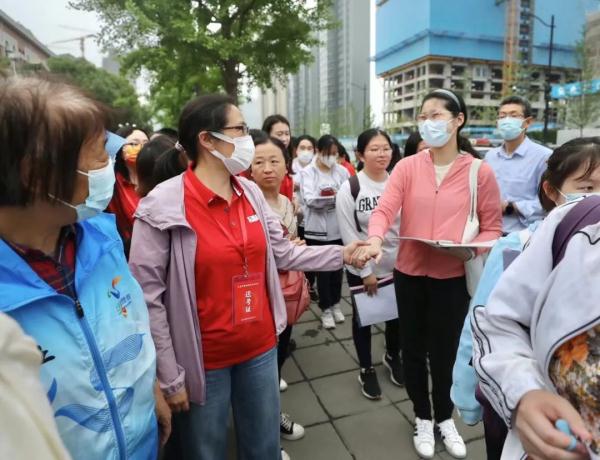 好险！考生忘带准考证，民警紧急协调！多图直击高考首日现场→