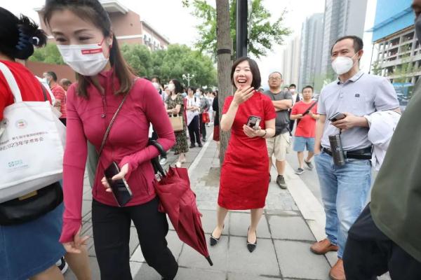 好险！考生忘带准考证，民警紧急协调！多图直击高考首日现场→