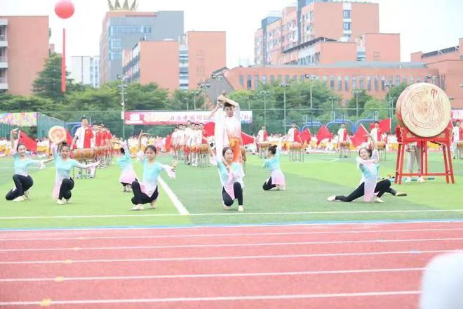 广州黄冈中学_黄冈中学广州学校校长范小星_黄冈中学广州学校