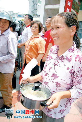 高考首日见闻：煲好热鸡汤等儿子出考场(图)