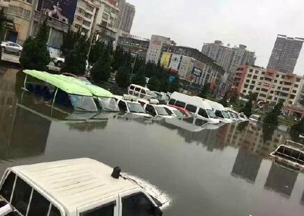 一场暴雨让贵阳市民实在的“享受”到家住海景房的待遇