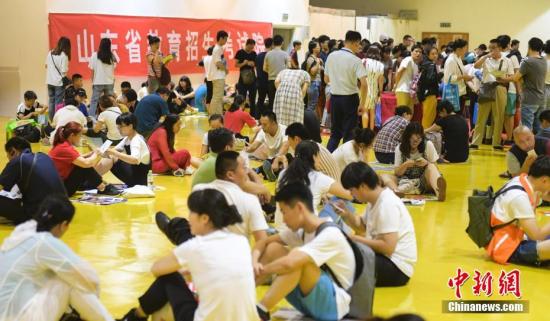 资料图：高招会。中新社记者 张勇 摄