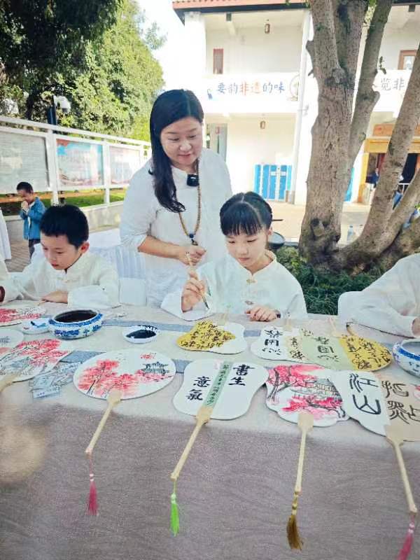 孩子们不仅把将传统元素与现代创新相结合，也为花灯艺术注入新的生命力。长沙晚报通讯员唐竟恩摄