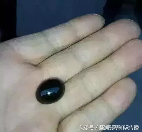 墨翡翠对人有什么好处_翡翠墨玉值钱吗_墨翡翠价格多少钱一克