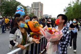 高考结束，家长考生展笑颜。（四平市委宣传部供图）