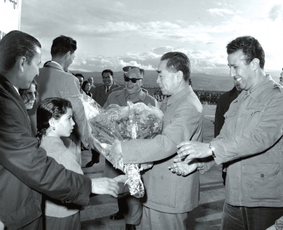 2.1963年，阿尔及利亚烈士的女儿在机场向周恩来总理献花。