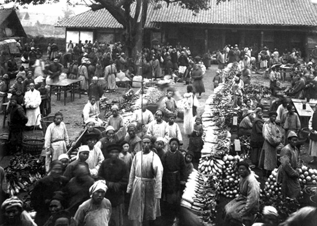 1910年，成都东北郊青龙场赶场天的情景，青龙场距离望镇不过20余里。