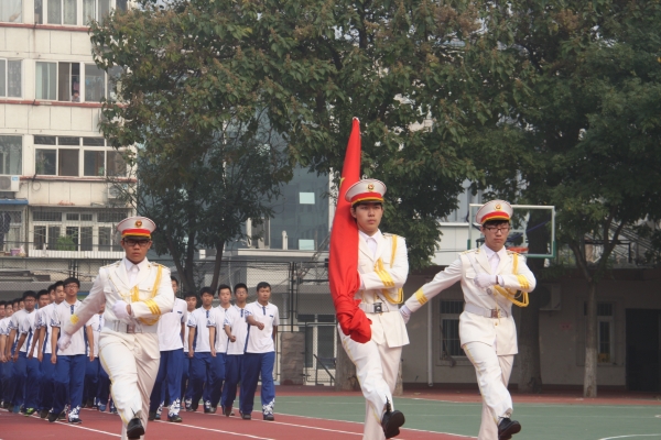 5飒爽英姿的学生国旗护卫队