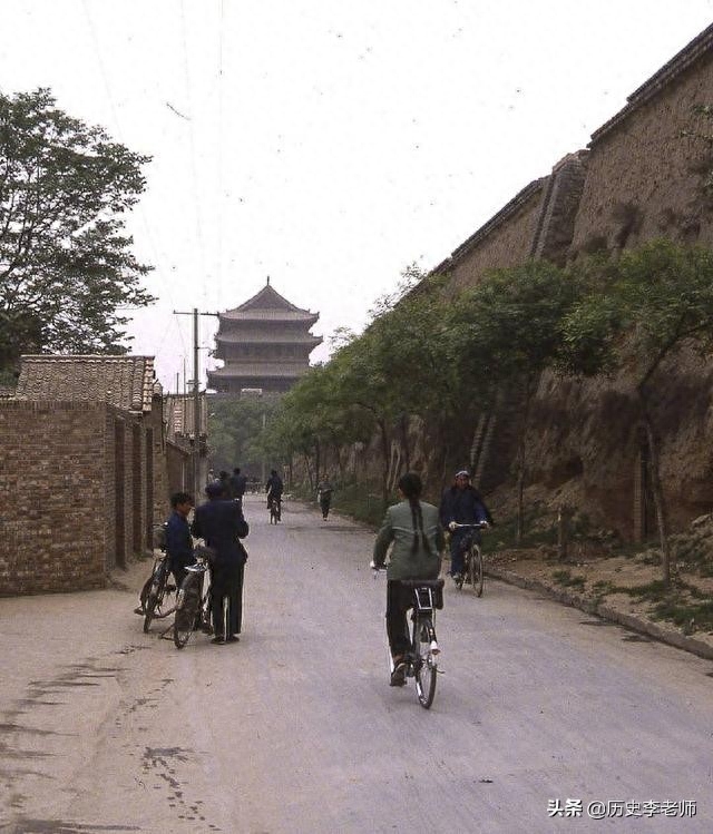 80年代西安：不愧为13朝古都，古城墙很壮观，大雁塔四周还是农田