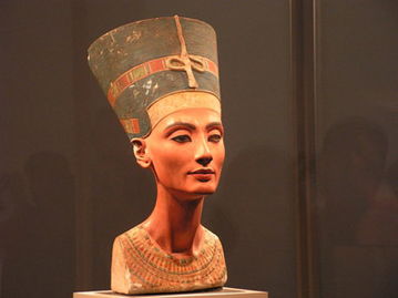 女性名“Nefertiti“(奈费尔提蒂)在古埃及语中是()的意思。