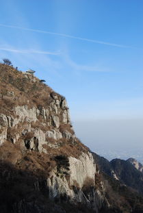 翻译“孔子登东山而小鲁,登泰山而小天下”